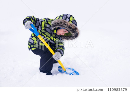 little boy playing in the snow in winter little boy playing in the snow in winter 110983879
