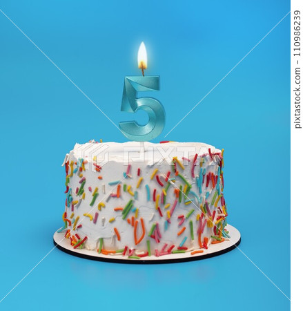 5 shaped candle light on happy birthday cake on blue 5 shaped candle light on happy birthday cake on blue 110986239