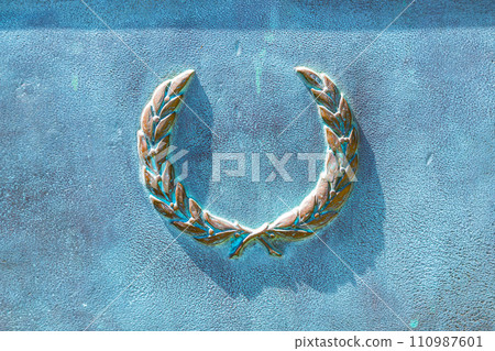 Bronze coat of arms, detail of the monument, close-up. Bronze coat of arms, detail of the monument, close-up. 110987601