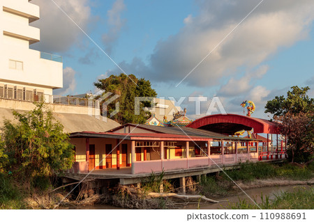 Small cheap rooms along the canal 110988691