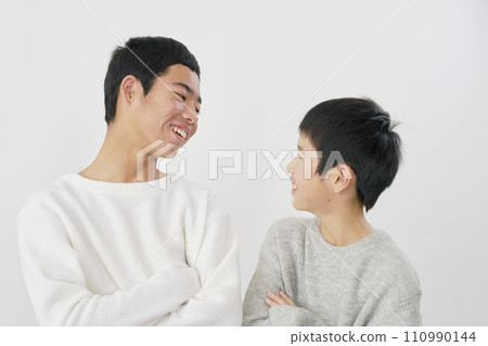 關閉十幾歲的兄弟白色背景 110990144