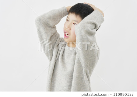 男孩抱著頭白色背景 110990152