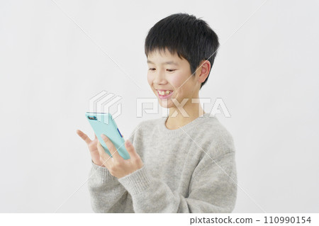 使用智慧型手機的男孩，白色背景 110990154