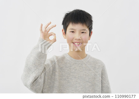 男孩給出 OK 手勢，白色背景 110990177