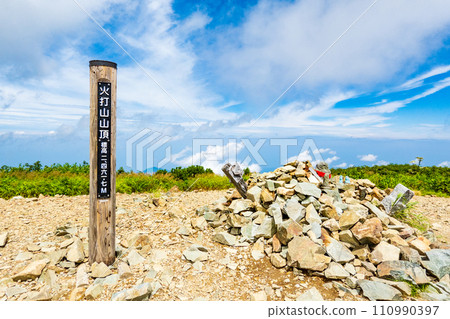 Summer climbing Mt. Hiuchi (top of Mt. Hiuchi) Summer climbing Mt. Hiuchi (top of Mt. Hiuchi) 110990397