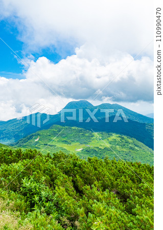 夏季攀登火內山(從火內山頂眺望天狗庭園和妙高山) 夏季攀登火內山(從火內山頂眺望天狗庭園和妙高山) 110990470