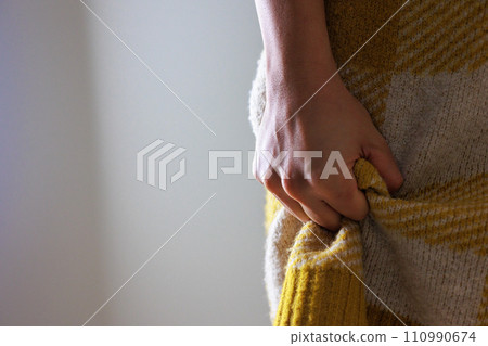女人手拿著衣服的暗影圖片 女人手拿著衣服的暗影圖片 110990674