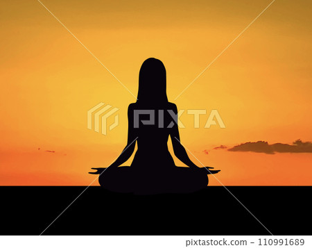 一個女人在日落前做瑜珈「簡單姿勢」的剪影 110991689