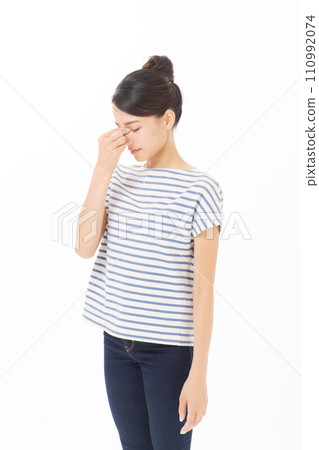 家庭主婦一臉困惑的表情 家庭主婦一臉困惑的表情 110992074