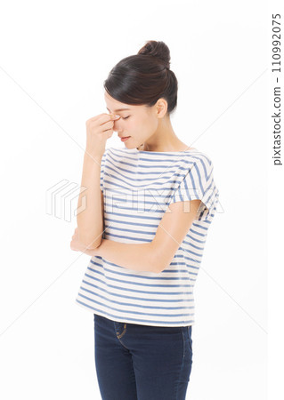 Housewife with a troubled expression 110992075