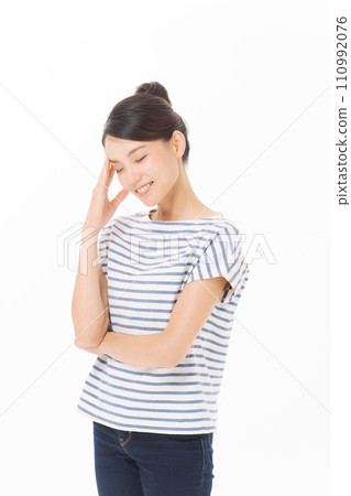 Housewife with a surprised expression 110992076