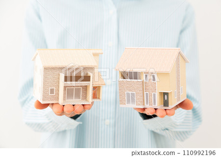 有房子模型的中間婦女 110992196
