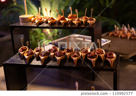 餐桌上的派對食物自助餐小吃餐飲 110992577