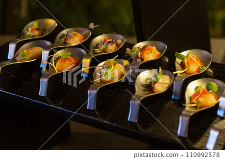 餐桌上的派對食物自助餐小吃餐飲 110992578