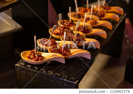 餐桌上的派對食物自助餐小吃餐飲 110992579