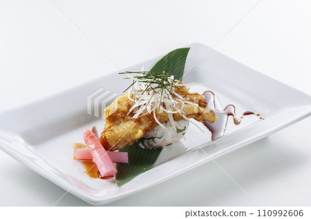 Looks delicious sushi Looks delicious sushi 110992606