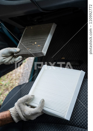 The master changes the cabin air filter of the car. 110992772