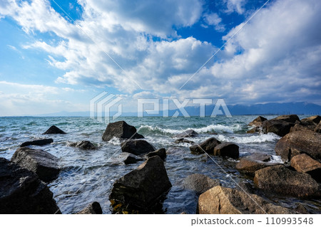 琵琶湖岸邊的岩石和海浪拍打著 琵琶湖岸邊的岩石和海浪拍打著 110993548