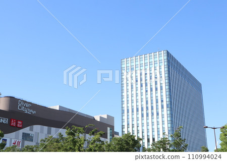 Odaiba cityscape 110994024