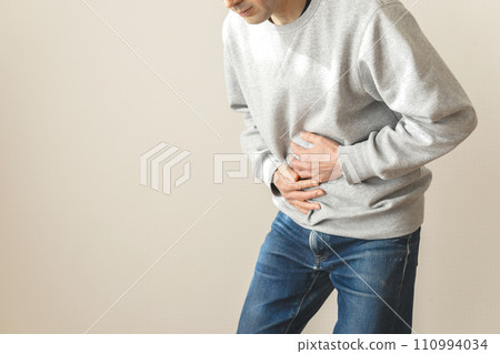 腹痛身體部位的男人 腹痛身體部位的男人 110994034