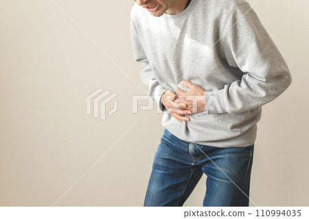 腹痛身體部位的男人 腹痛身體部位的男人 110994035