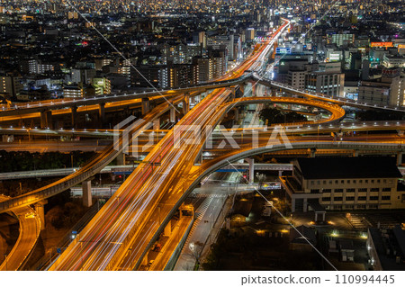 在高速公路上的夜景 110994445