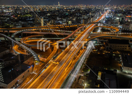 在高速公路上的夜景 在高速公路上的夜景 110994449