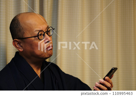 穿著日式服裝放鬆的中年男子 穿著日式服裝放鬆的中年男子 110995463