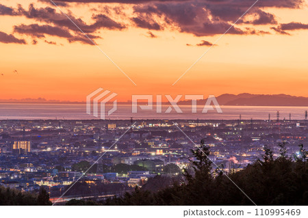 (Shizuoka Prefecture) Mishima/Numazu cityscape and Suruga Bay twilight evening view from the western foot of Hakone 110995469