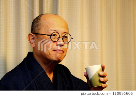 穿著日式服裝放鬆的中年男子 穿著日式服裝放鬆的中年男子 110995606