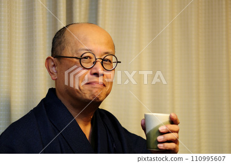 穿著日式服裝放鬆的中年男子 110995607