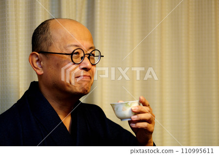 穿著日式服裝放鬆的中年男子 110995611