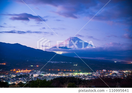 (Shizuoka Prefecture) Twilight evening view of Susono city lights and Mt. Fuji from the western foot of Hakone 110995641