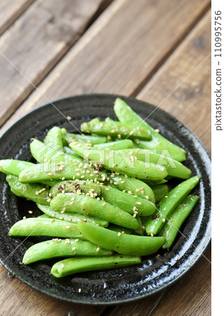 Stir-fried snap peas in sesame oil - simple stir-fry 110995756