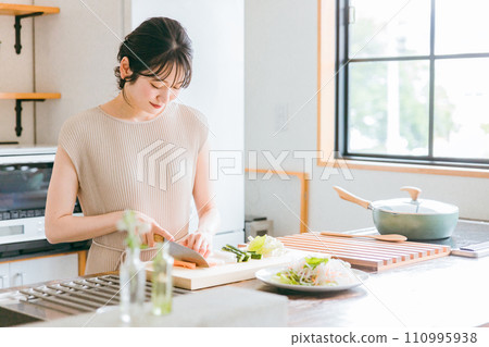 年輕女子、妻子、家庭主婦在廚房做飯和做家事(刀、切、蔬菜) 年輕女子、妻子、家庭主婦在廚房做飯和做家事(刀、切、蔬菜) 110995938