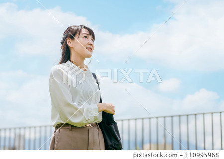 仰望藍天的女商人(成就感、動力、事業) 仰望藍天的女商人(成就感、動力、事業) 110995968