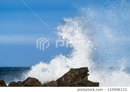 The beauty of rough seas 110996133