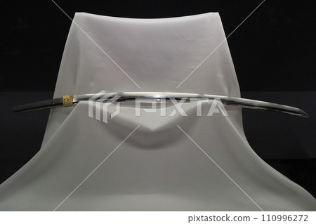 日本刀,劍,暗淡閃亮的日本刀 日本刀,劍,暗淡閃亮的日本刀 110996272