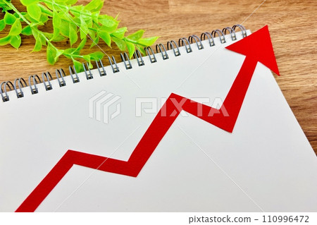 人們按順序採取步驟 110996472