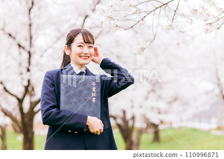 盛開的櫻花下拿著畢業證書的高中生/女高中生（畢業典禮、畢業典禮、畢業典禮） 110996871