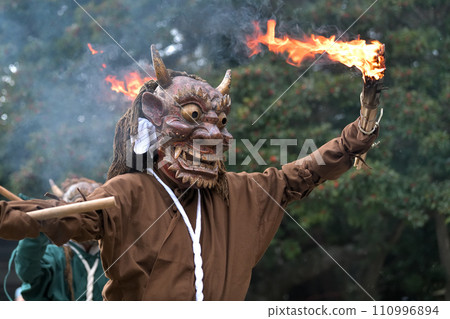 Chasing demons at Shokaiji Temple, dancing demons with torches raised, Oshibudani-cho, Nishi-ku, Kobe City 110996894