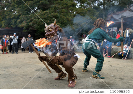 神戶市西區押谷町，在正海寺驅魔，舉起火把舞魔 110996895