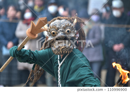 Chasing demons at Shokaiji Temple, dancing demons with torches raised, Oshibudani-cho, Nishi-ku, Kobe City Chasing demons at Shokaiji Temple, dancing demons with torches raised, Oshibudani-cho, Nishi-ku, Kobe City 110996900