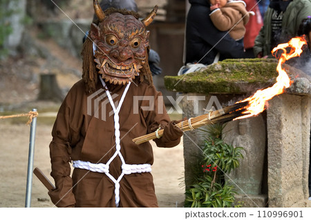 神戶市西區押谷町,在正海寺驅魔,舉起火把舞魔 神戶市西區押谷町,在正海寺驅魔,舉起火把舞魔 110996901