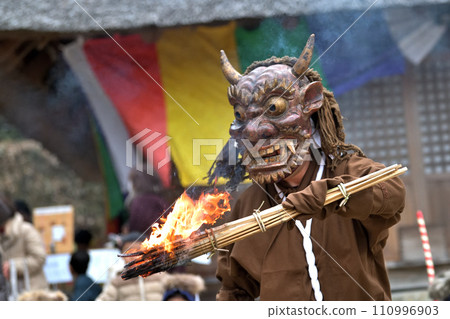 神戶市西區押谷町，在正海寺驅魔，舉起火把舞魔 110996903