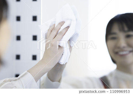 穿著圍裙擦水槽的女人 110996953