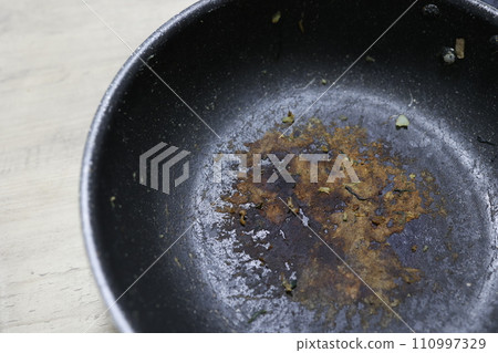 煎鍋上有頑固的黑色痕跡 110997329