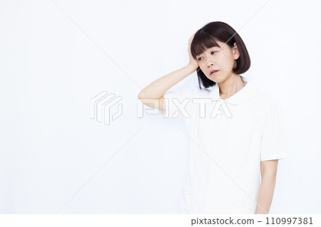 A female nurse in her 30s who is unwell A female nurse in her 30s who is unwell 110997381