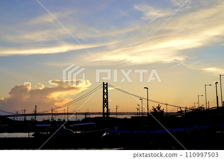 Silhouette of Akashi Kaikyo Bridge at sunset seen from Tarumi Fishing Port, Tarumi Ward, Kobe City 110997503