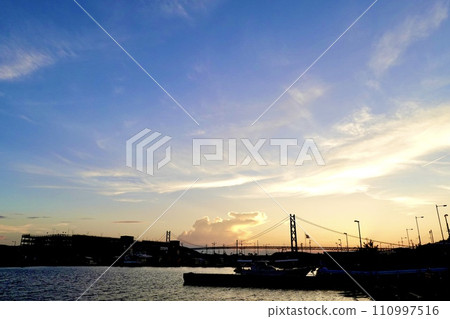 Silhouette of Akashi Kaikyo Bridge at sunset seen from Tarumi Fishing Port, Tarumi Ward, Kobe City 110997516